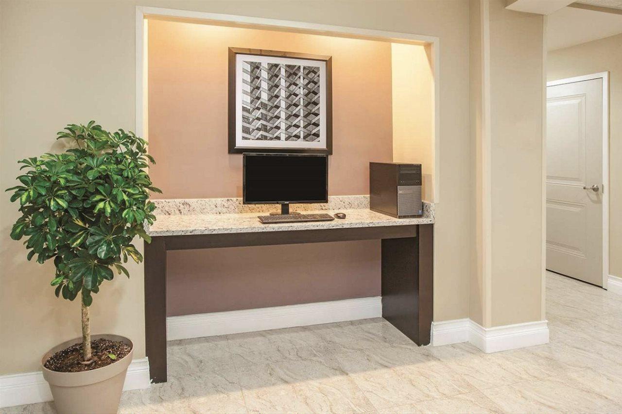 La Quinta Inn & Suites Far Rockaway - Beach Hotel 뉴욕 외부 사진