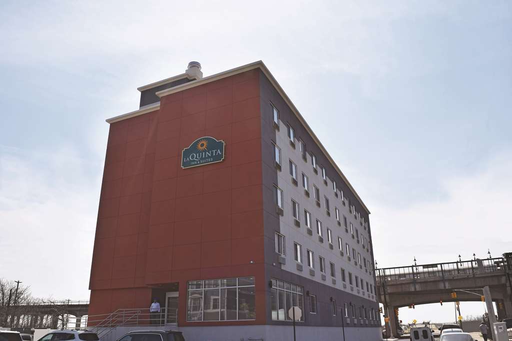 La Quinta Inn & Suites Far Rockaway - Beach Hotel 뉴욕 외부 사진