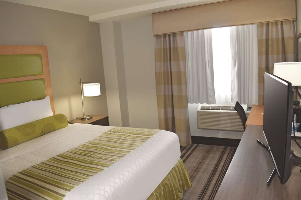 La Quinta Inn & Suites Far Rockaway - Beach Hotel 뉴욕 객실 사진
