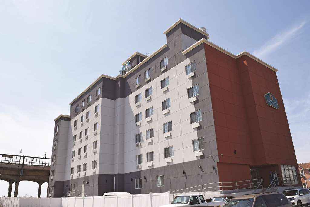 La Quinta Inn & Suites Far Rockaway - Beach Hotel 뉴욕 외부 사진