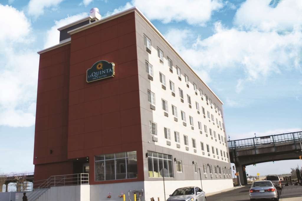 La Quinta Inn & Suites Far Rockaway - Beach Hotel 뉴욕 외부 사진