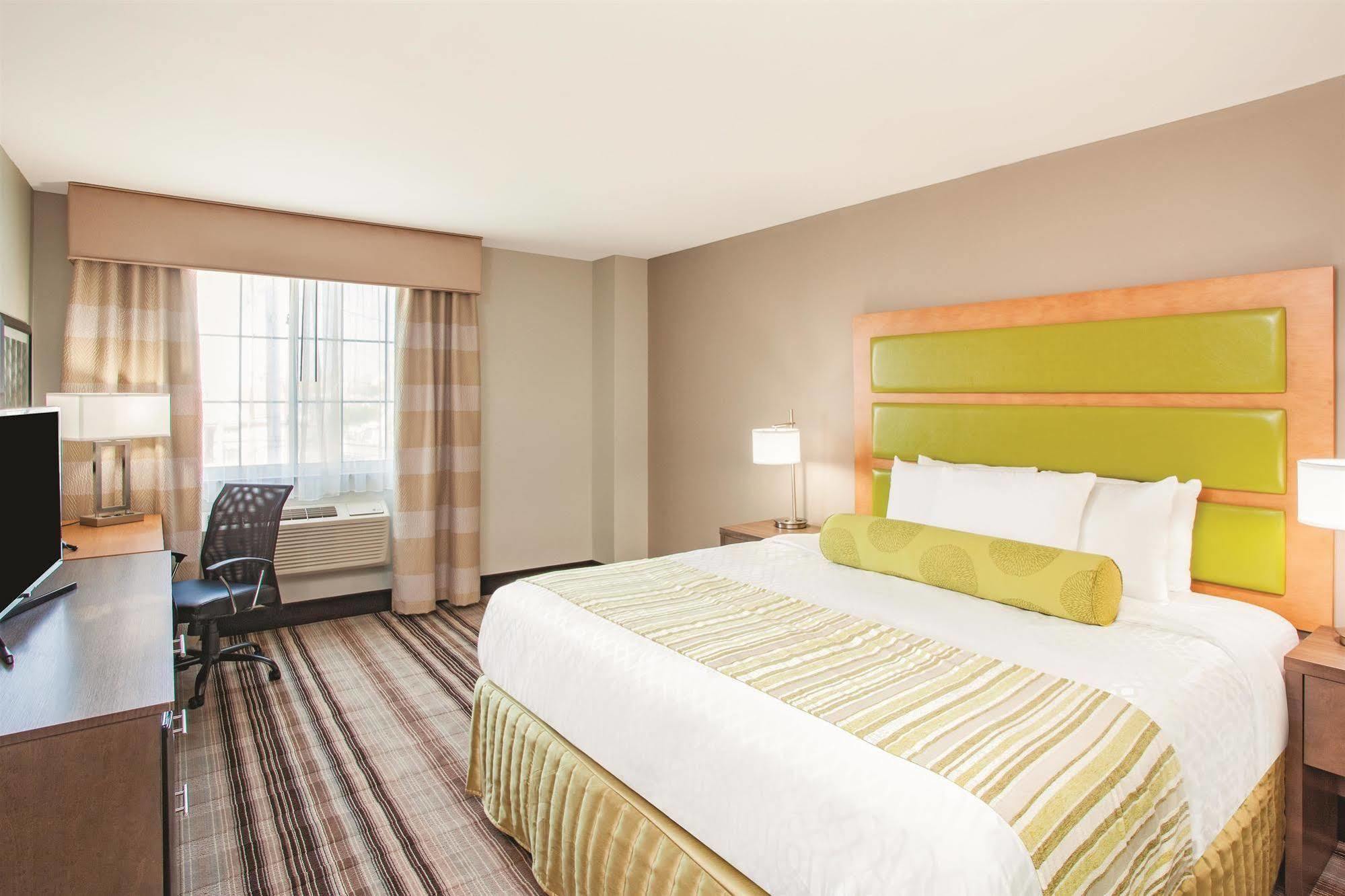 La Quinta Inn & Suites Far Rockaway - Beach Hotel 뉴욕 외부 사진