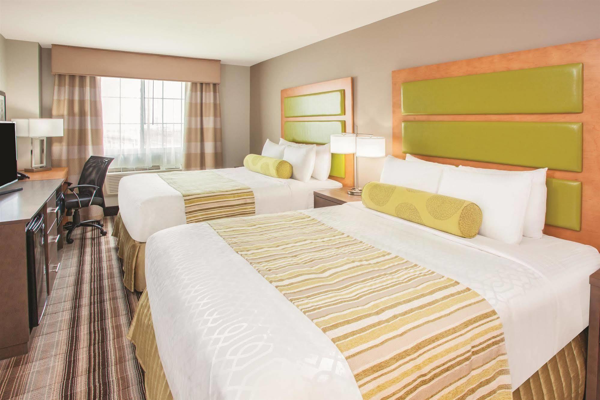 La Quinta Inn & Suites Far Rockaway - Beach Hotel 뉴욕 외부 사진