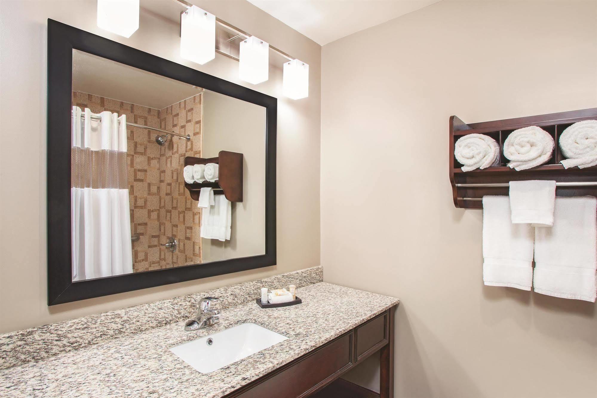 La Quinta Inn & Suites Far Rockaway - Beach Hotel 뉴욕 외부 사진